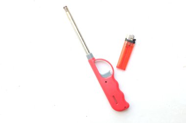 Gaz tabancası ve gaz sobası için kırmızı plastik gaz, mumlar, kamp ateşi, gaz mutfağı ve barbekü beyaz arka planda izole edilir. Bu uzun çakmaklar genellikle mutfakta soba veya fırını yakmak için kullanılır. 