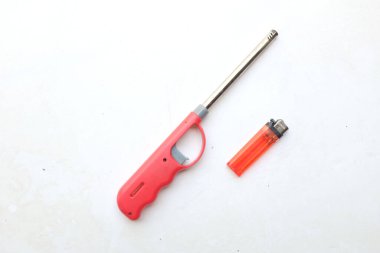 Gaz tabancası ve gaz sobası için kırmızı plastik gaz, mumlar, kamp ateşi, gaz mutfağı ve barbekü beyaz arka planda izole edilir. Bu uzun çakmaklar genellikle mutfakta soba veya fırını yakmak için kullanılır. 