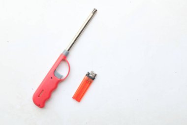 Gaz tabancası ve gaz sobası için kırmızı plastik gaz, mumlar, kamp ateşi, gaz mutfağı ve barbekü beyaz arka planda izole edilir. Bu uzun çakmaklar genellikle mutfakta soba veya fırını yakmak için kullanılır. 