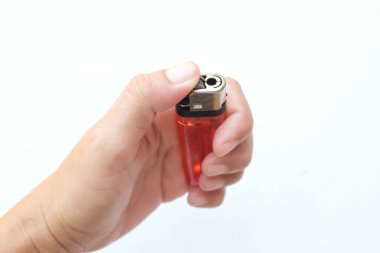 Ucuz kırmızı gaz çakmağını tutan kişinin resmi beyaz arka planda izole edilir.