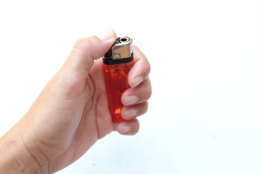 Beyaz arka planda ucuz kırmızı plastik gaz çakmağı tutan bir adamın resmi
