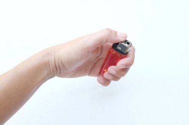 Beyaz arka planda ucuz kırmızı plastik gaz çakmağı tutan bir adamın resmi