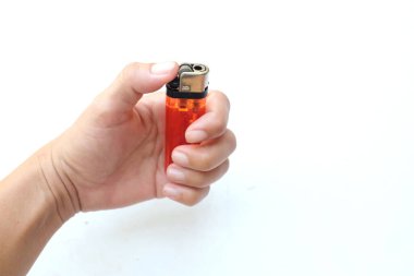 Beyaz arka planda ucuz kırmızı plastik gaz çakmağı tutan bir adamın resmi