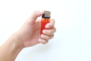 Beyaz arka planda ucuz kırmızı plastik gaz çakmağı tutan bir adamın resmi