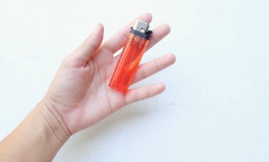 Ucuz kırmızı gaz çakmağını tutan kişinin resmi beyaz arka planda izole edilir.