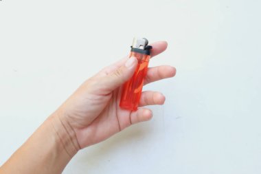 Ucuz kırmızı gaz çakmağını tutan kişinin resmi beyaz arka planda izole edilir.