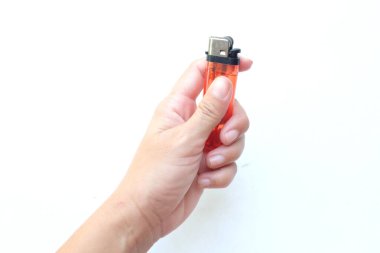 Ucuz kırmızı gaz çakmağını tutan kişinin resmi beyaz arka planda izole edilir.