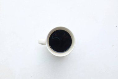 Kahve sıcak americano cam bir fincan beyaz sabah onları uyanık ve dinlenmiş tutmak için, ve beyaz arka planda izole çalışmaya hazır