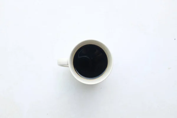 咖啡热的美国人在一个玻璃杯的早晨 以帮助他们保持清醒和清爽 并准备工作孤立的白色背景 — 图库照片