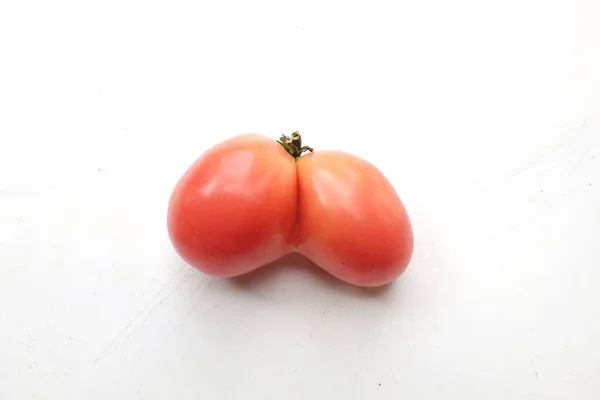 熟したばかりの赤とピンクのセダトマト リコプソシコン エスクレントゥムミル は白い背景に隔離されています このトマトの品種はパパイヤサラダピンクトマトの成分です — ストック写真