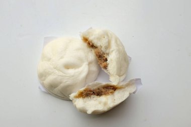 Üst görünüm ve düz döşeme lezzetli domuz çörekleri. Beyaz bir arka planda, ürün konsepti ile izole edilmiş.