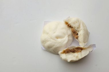 Üst görünüm ve düz döşeme lezzetli domuz çörekleri. Beyaz bir arka planda, ürün konsepti ile izole edilmiş.