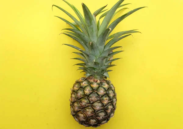 Frische Reife Ananasfrüchte Isolieren Auf Gelbem Hintergrund Sommerfrüchte Für Einen — Stockfoto