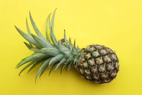 Frische Reife Ananasfrüchte Isolieren Auf Gelbem Hintergrund Sommerfrüchte Für Einen — Stockfoto