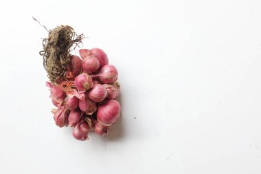 Fotokopi uzayı taze mor soğanlar ya da Tayland kırmızı soğanı ya da Shallotlar beyaz bir arkaplanda izole edilir. Sağlıklı yemek pişirmede baharat kavramı.