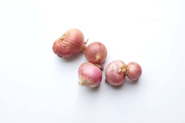Taze mor soğan ya da Tayland kırmızı soğanı ya da Shallotlar beyaz arka planda izole olurlar. Sağlıklı yemek pişirmede baharat kavramı.
