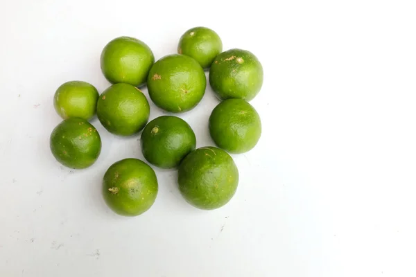 Layout Von Oben Frische Limette Zitrone Einem Weißen Teller Isolieren — Stockfoto