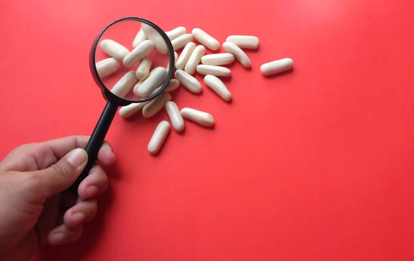 Pilules Médecine Pharmaceutique Comprimés Capsules Sous Loupe Isolent Sur Fond — Photo