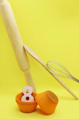 8 Mart için kek pişirmek için silikon kalıplar.