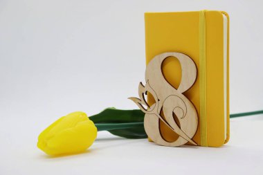 8 Mart için sarı lale ve defter