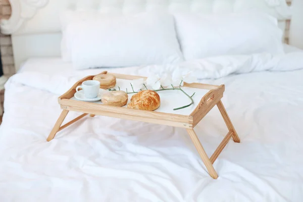 Elegant Provence Tasty Breakfast Bed French Croissant Coffee Flowers Morning — стоковое фото