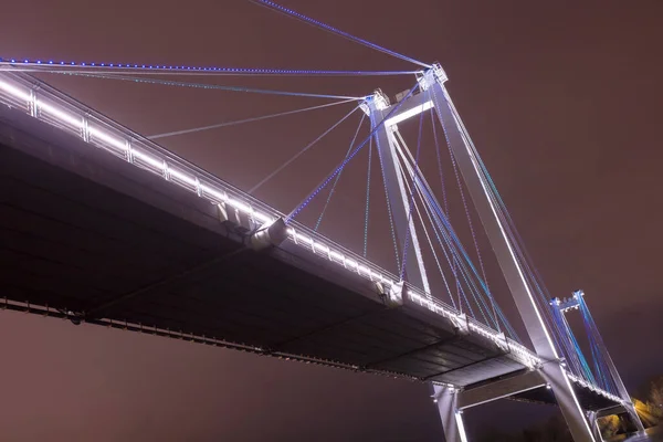 Akşamları Işıl Işıl Parlayan Büyük Köprünün Güzel Manzarası Şehirdeki Nehirde — Stok fotoğraf