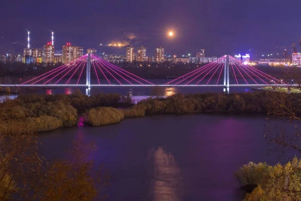Красивый Вид Яркий Красочный Мост Через Реку Городской Пейзаж Ночью — стоковое фото