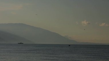 Deniz sınırında devriye botu. Güneşin doğuşu ve denizde askeri tekne