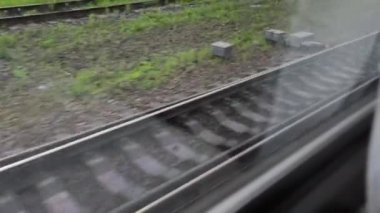 Tren penceresinden yüksek hızda giden raylar ve uykucular.