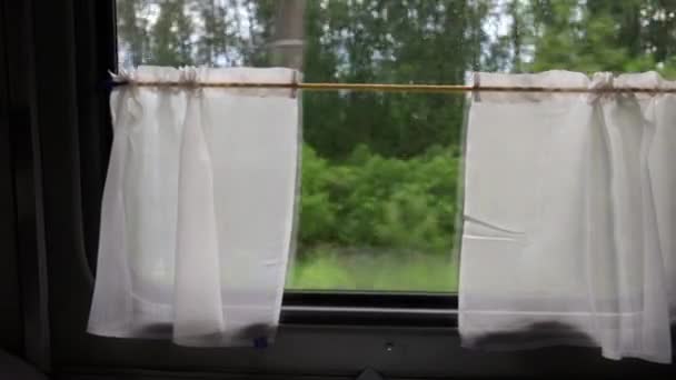 Vista Desde Ventana Compartimiento Tren Durante Viaje Vacaciones Clima Lluvioso — Vídeo de stock