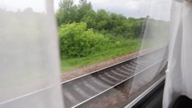 Tren penceresinden yüksek hızda giden raylar ve uykucular.