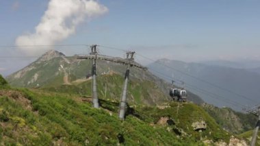 Yüksek irtifada dağlardaki fünikülerin panoramik görüntüsü