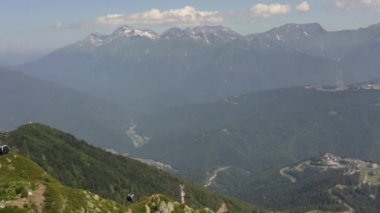 Yüksek irtifada dağlardaki fünikülerin panoramik görüntüsü