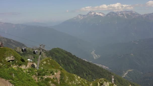 標高の高い山の中のケーブルカーのパノラマビュー — ストック動画