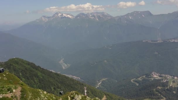 標高の高い山の中のケーブルカーのパノラマビュー — ストック動画