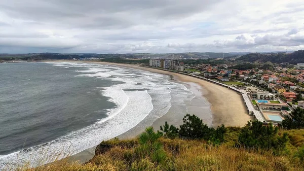 Salinas Stadt und Strand, Castrillon Gemeinde, Asturien, Spanien — Stockfoto