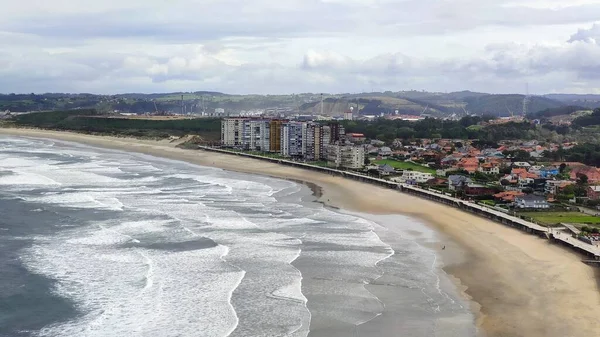 Salinas Stadt und Strand, Castrillon Gemeinde, Asturien, Spanien — Stockfoto