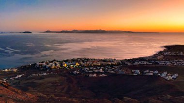 Montana Roja köyü ve Büyük Kanarya alacakaranlıkta, Lanzarote, Kanarya Adaları, İspanya