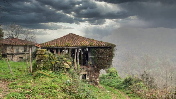 Панделла дома недалеко от деревни Вилламарин, муниципалитет Градо, Астурия, Испания — стоковое фото