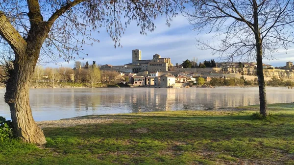 Město Zamora a řeka Douro. Zamora, Španělsko — Stock fotografie