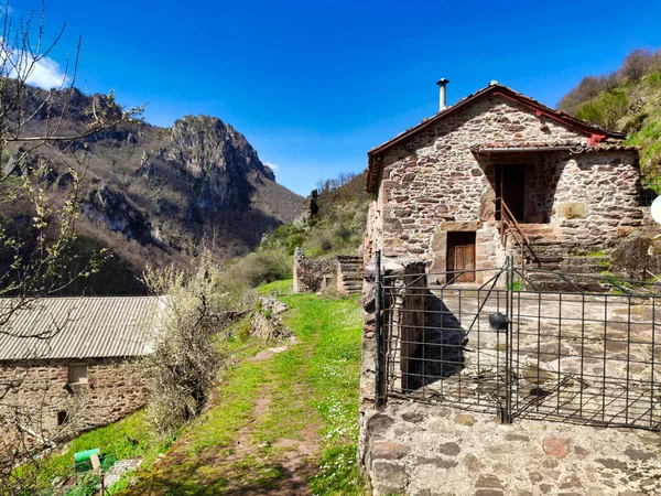 La Llamera village, Somiedo Natural Park adn Biosférická rezervace, Asturias, Španělsko — Stock fotografie