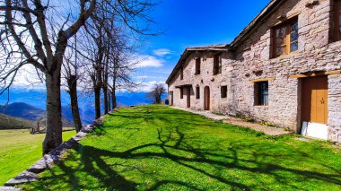 Nava ve Laviana belediyeleri arasındaki Collado Breza 'daki dağ sığınağı, Sierra de Pe amayor, Asturias, İspanya