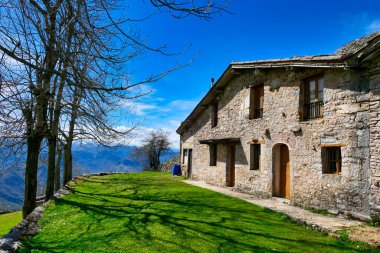 Nava ve Laviana belediyeleri arasındaki Collado Breza 'daki dağ sığınağı, Sierra de Pe amayor, Asturias, İspanya