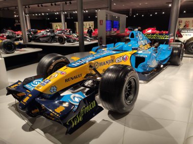 Llanera, Asturias, İspanya; 23 Nisan 2022: Renault R25, Fernando Alonso tarafından 2005 yılında müzesinde kullanılan araba.