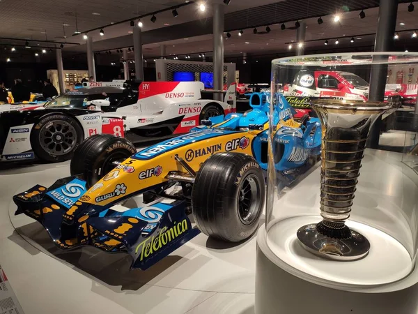 Llanera, Asturias, İspanya; 23 Nisan 2022: Fernando Alonso 'nun müzesinde kullandığı Renault R25 ve R26 arabalar