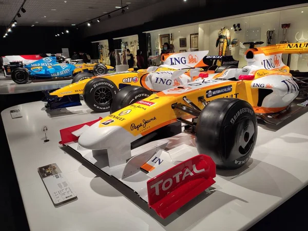 Llanera, Asturias, İspanya; 23 Nisan 2022: Fernando Alonso tarafından müzesinde kullanılan arabalar, Renault R29 gibi.