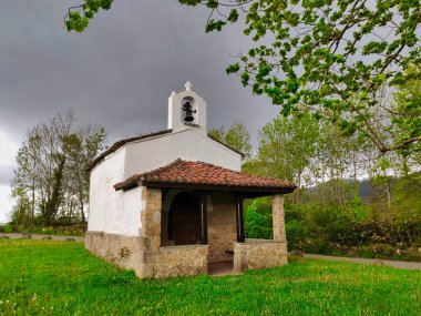 Aleres Köyü, Nava, Comarca de la Sidra, Asturias, İspanya 'da küçük bir şapel.
