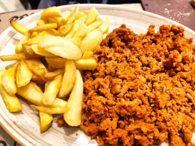 Pikadillo (domuz eti) ve cips, İspanya 'nın Asturias şehrinde tipik bir yemek.