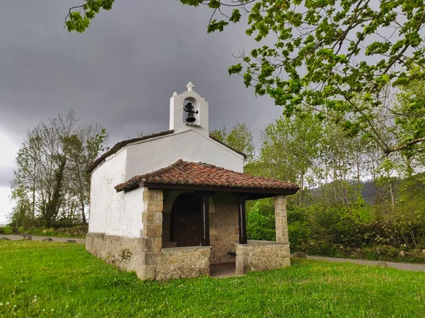 Aleres Köyü, Nava, Comarca de la Sidra, Asturias, İspanya 'da küçük bir şapel.