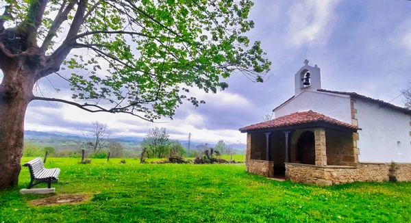 Μικρό Εκκλησάκι Στο Χωριό Buyeres Nava Comarca Sidra Asturias Ισπανία — Φωτογραφία Αρχείου